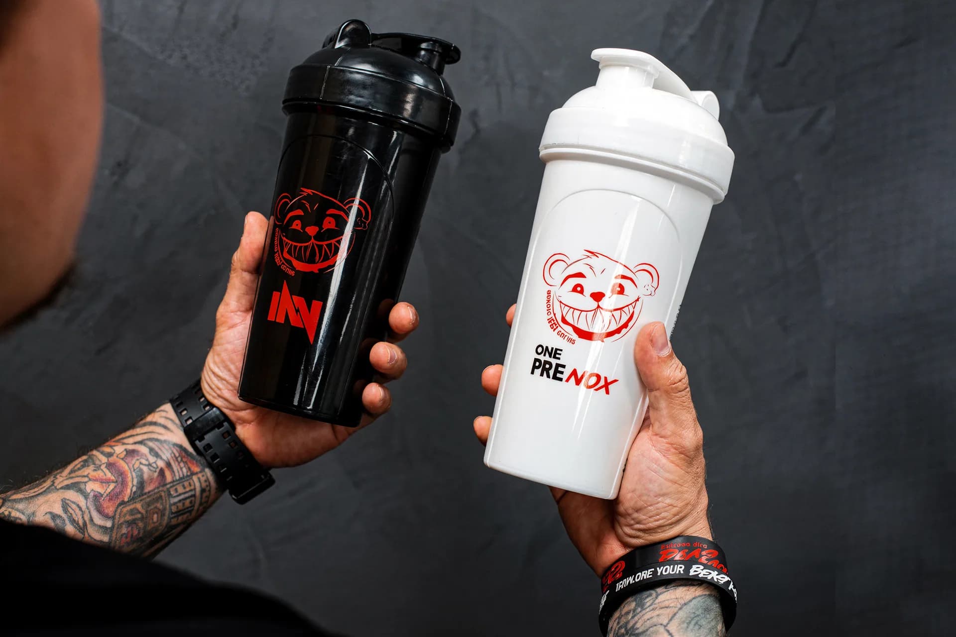 Embajador de Innovate Nutrition sosteniendo shakers de la marca
